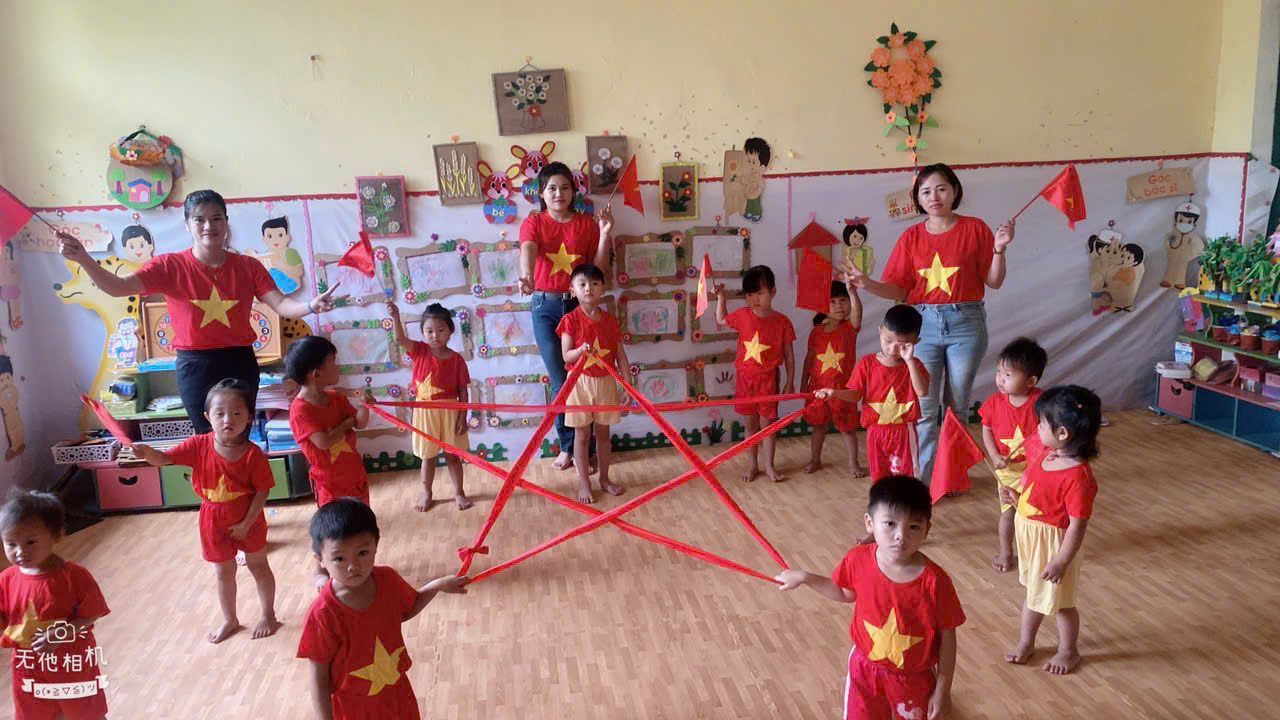 Cô và trò điểm trường Sín Chải trường mầm non Nà Hỳ hưởng ứng chào mừng ngày lễ 30/4/1975-30/4/2025