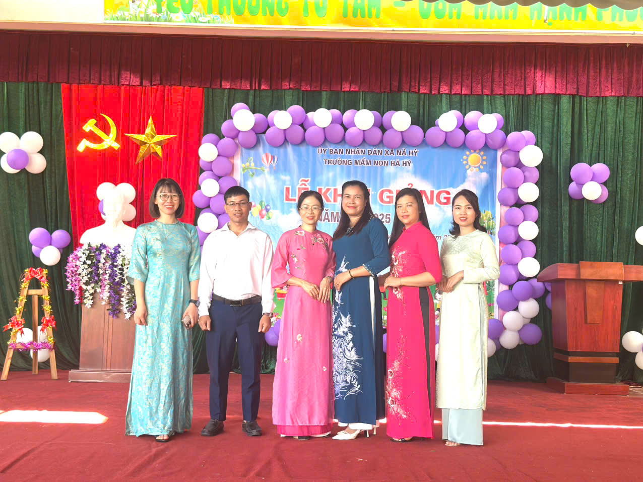 Đại biểu chụp ảnh lưu niệm cùng ban giám hiệu nhà trường
