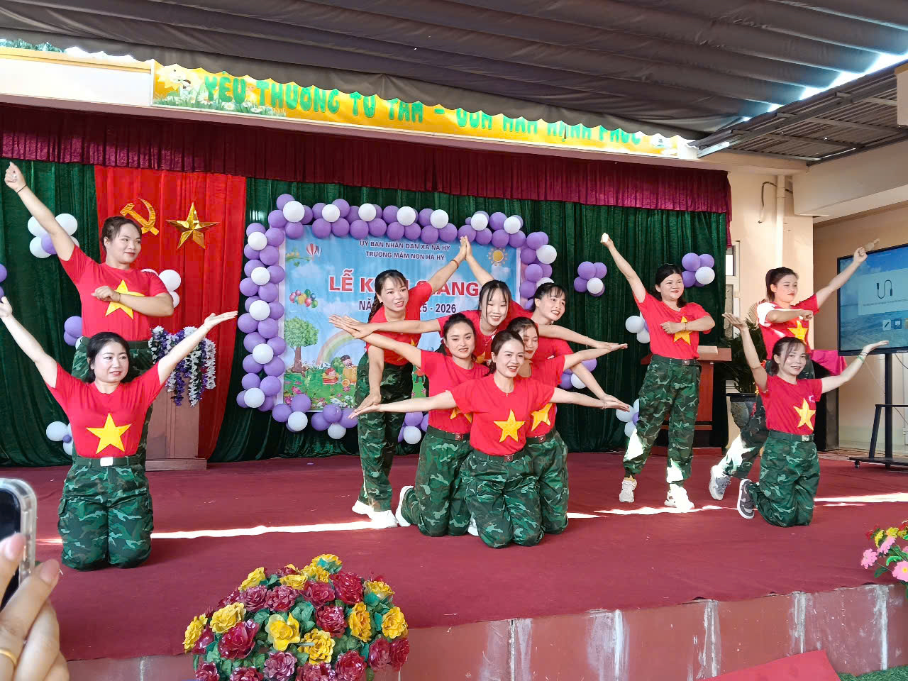 Tiết mục múa của các cô giáo trẻ